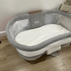 HALO BassiNest Luxe Swivel Sleeper
