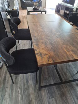 Dinng table in good condition brown  black chairs