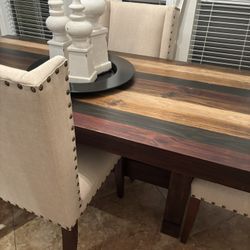 Beautiful 4 Chairs Dining Set, Almost Perfect 