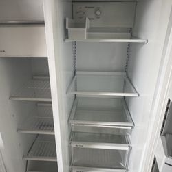 GE FAMILY SIZE DOUBLE DOOR REFRIGERATOR 