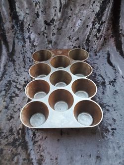 Wagner Cast Iron Muffin Pan. Antique.