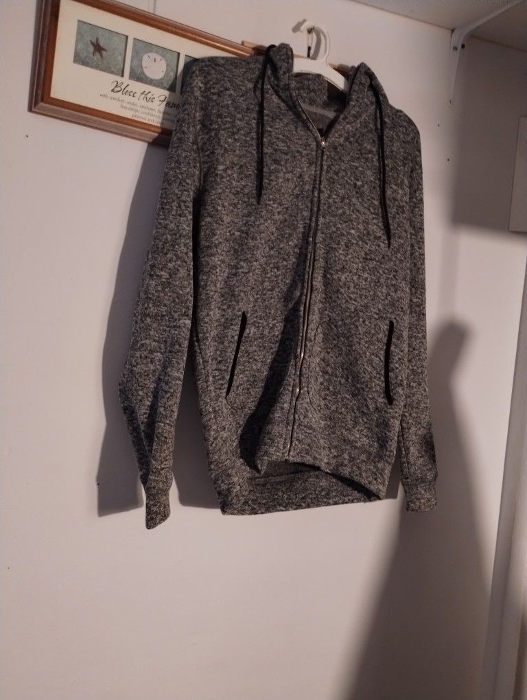 Suéter De Hombre Size M Y L En Buenas Condiciones Los Dos Por $7