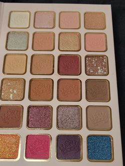 Palette ayes shadow. Highlights &contour