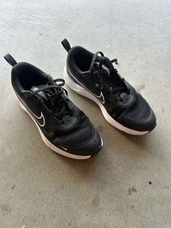 Nike running sneaker size 6 kids