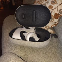 Meta Quest 2 With Carrying Case