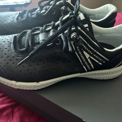 pair of ECCO Intrinsic TR black leather sneaker