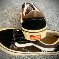 VANS, MAN'S ATHLETIC SHOES.
SIZE 8.
MISSING LACES.