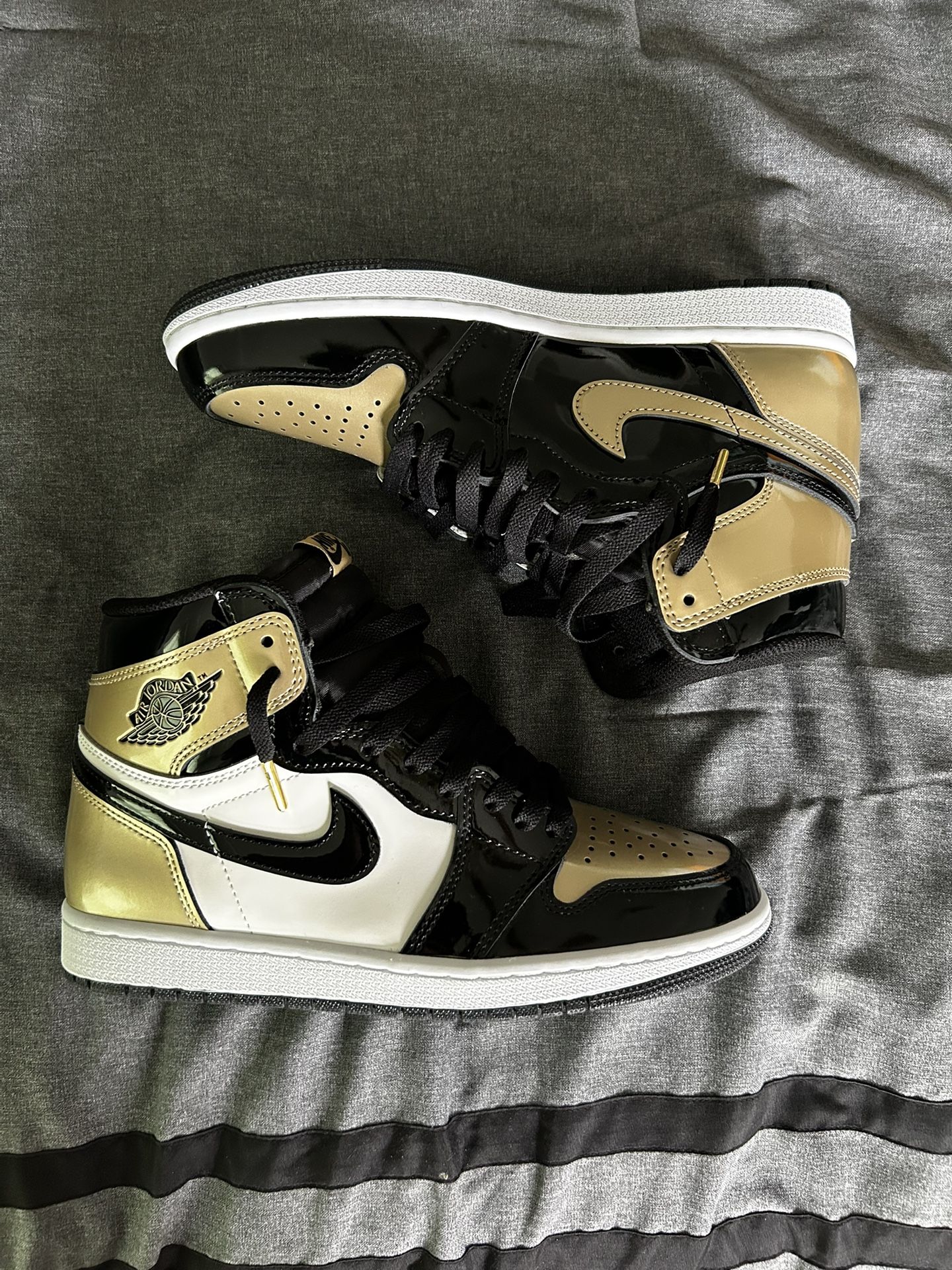 Air Jordan 1 Gold Toe