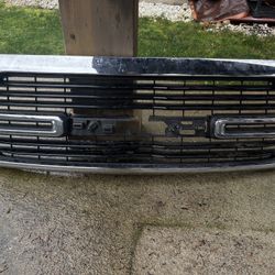 RAM 1500 Front Grille Chrome – OEM – Good Condition