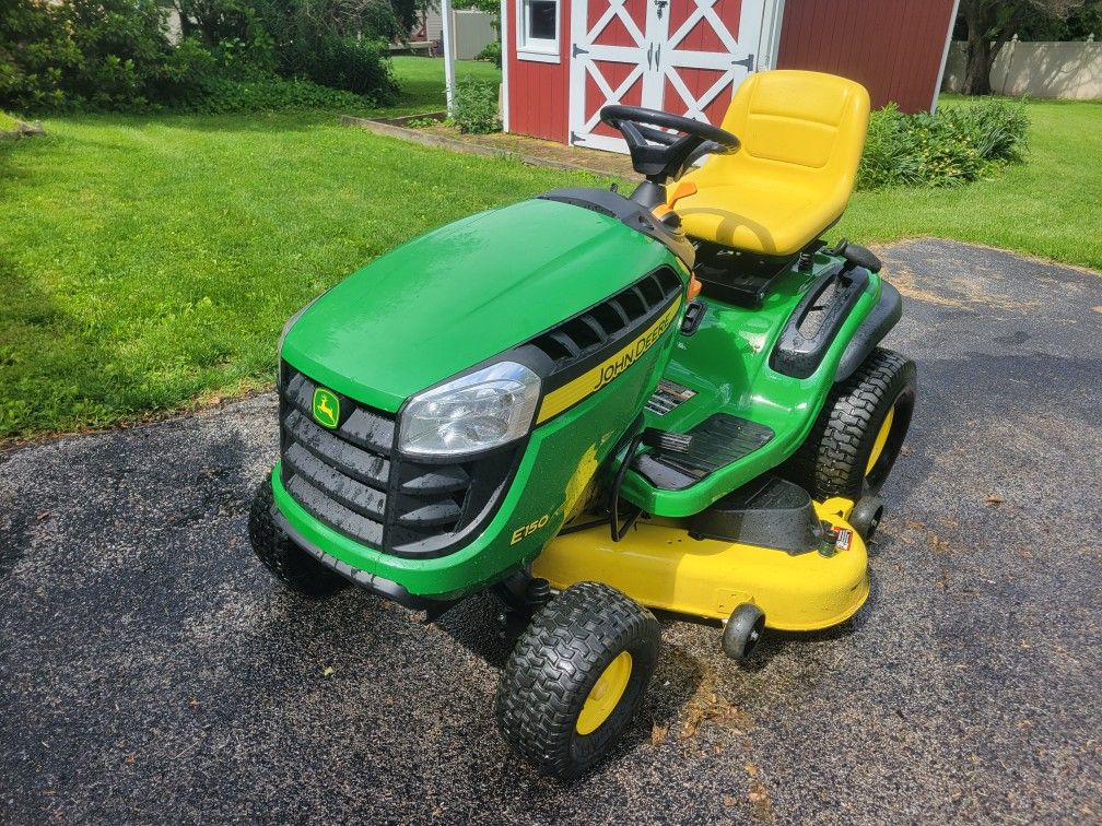 John Deere Lawn Tractor, Only 21.4 Hours