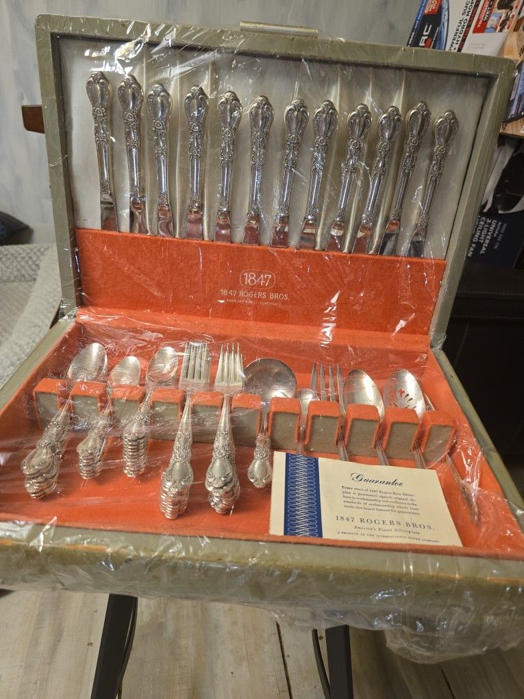 70 Pieces 1847vROGERS BROS AMERICA FINEST SILVERPLATE