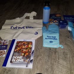 Weight Watchers Starter Cookbook Cooking Cup Mittens Bottle Bag Set