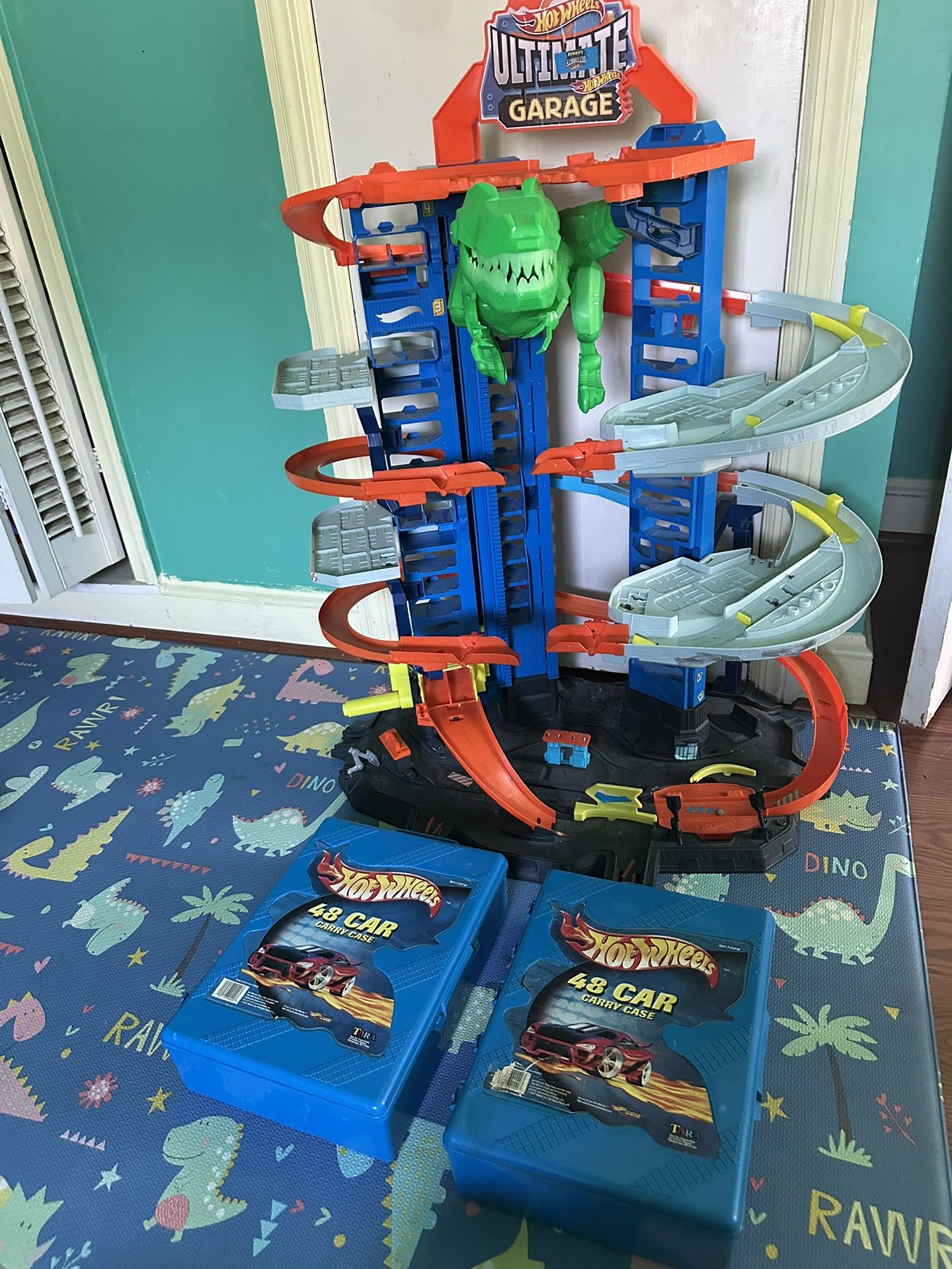 Hot wheels Ultimate Garage Plus 2 Carry Case With Over 100 Cars