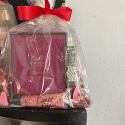 Victoria Secret Perfume, Victoria Secret Lipgloss, Hairclip