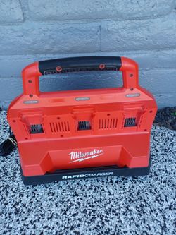 PACKOUT RAPID CHARGER MILWAUKEE MILWAUKEE
