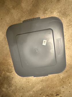 Rubbermaid Square Brute Heavy Duty Trash Can Lid 40-Gallon 24in Sq
