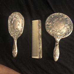Brush Set antique it’s a smaller one