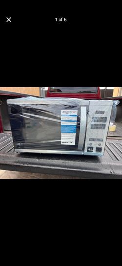New Micro fridge microwave size 18” long x 13” back x 11 top asking $140 commercial