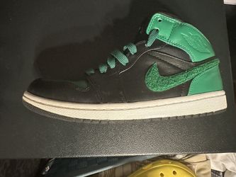 Jordan 1 Retro High (Size 8.5)