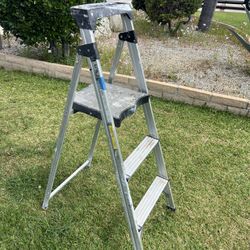 3 Step Ladder with Tool Project Tray Holds Lightweight, 3-Step Portable Aluminum Ladder