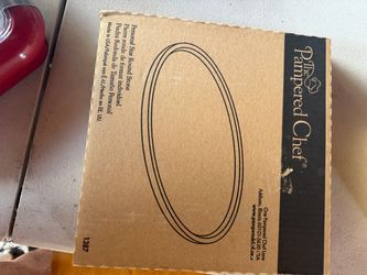 Brand new in box, never used Pampered Chef Personal-Size Round Baking Stone #1387