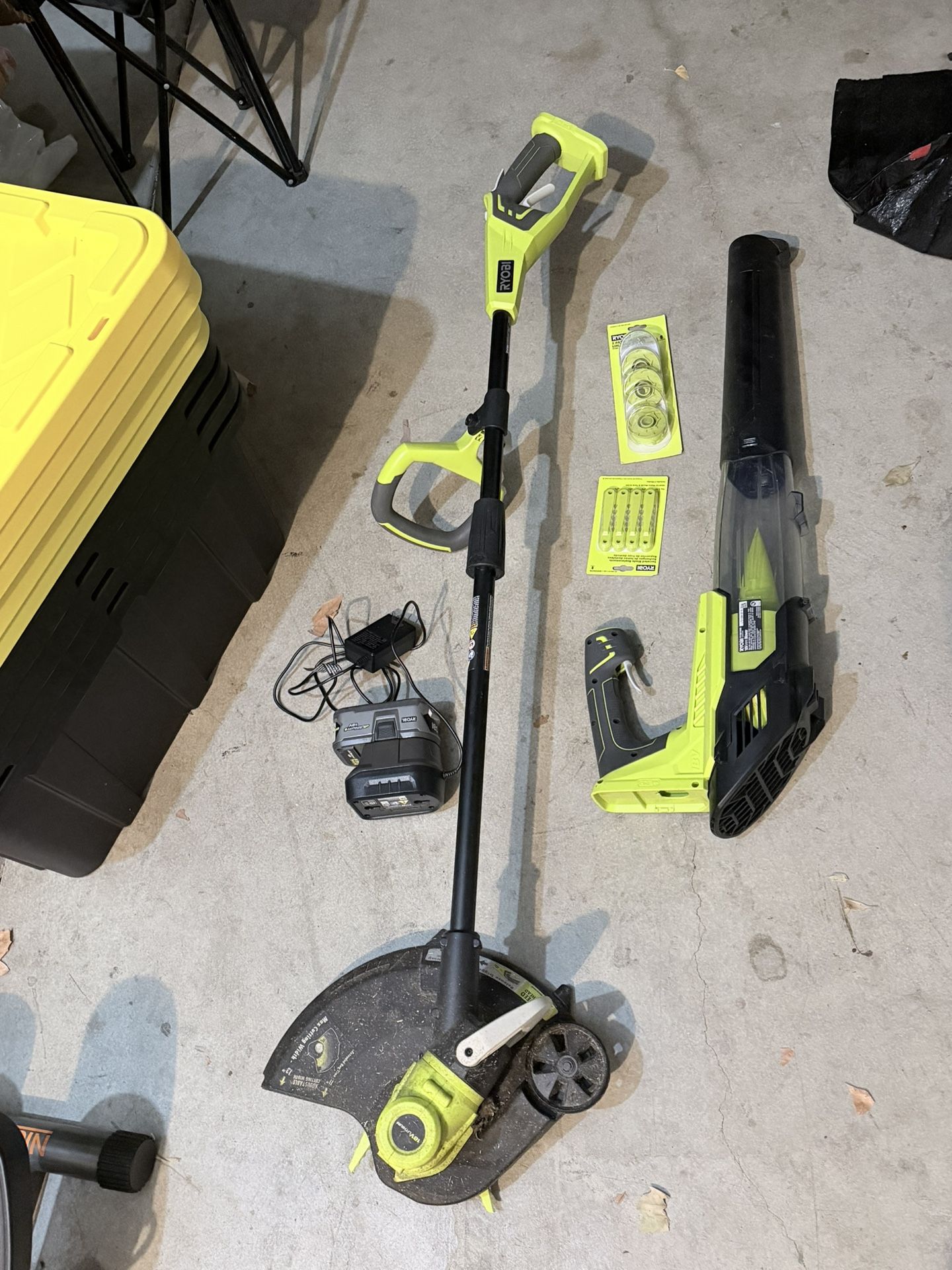 RYOBI 18V CORDLESS STRAIGHT TRIMMER AND BLOWER KIT BATTERY AND CHARGER