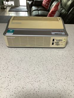 * ORECK XL * PROFESSIONAL  AIR PURIFIER WITH FILTERS . EXCELLENT CONDITION . MUST BE SEEN TO FULLY APPRECIATE . 