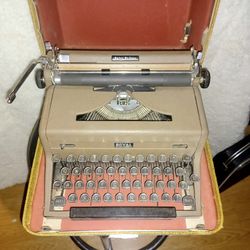 Hey You Collectors!! REDUCED-1957 Royals Quiet Deluxe Typewritter (Tan)