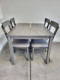 Table 4 Chairs Excellent Condition