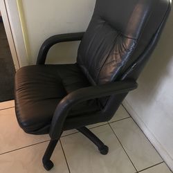 Desk chair w/ wheels
