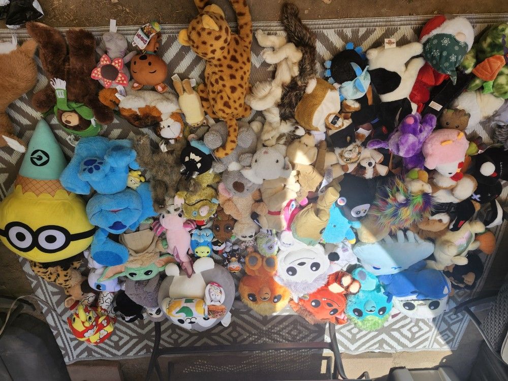Huge Lot Of Stuffed Animals Great For Resale