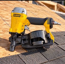Dewalt 15 degrees coil nail roofing gun - Pistola de clavos para techo