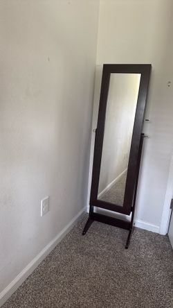 Mirror/jewelry stand
