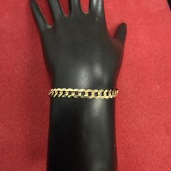 14kt Curb Linked Style Bracelet 8 Inches 