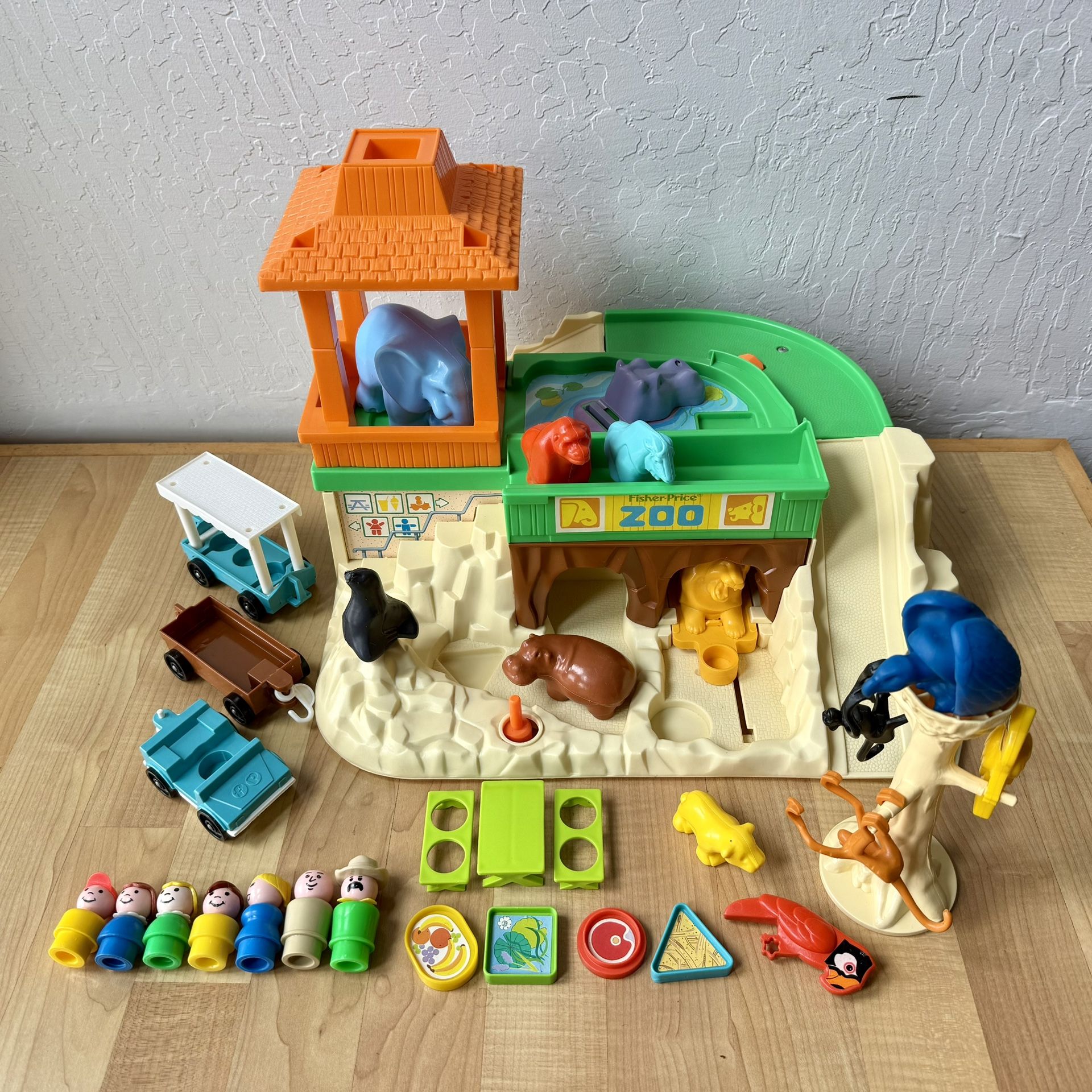 Vintage 1984 Fisher Price Little People Zoo #916 - Complete