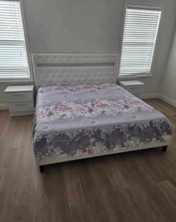 QUEEN SIZE BED AND TWO NIGHTSTANDS ( MATTRESS NOT INCLUDED) 🆕️