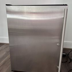 Uline U-ADA24RS-13B Under-counter Refrigerator