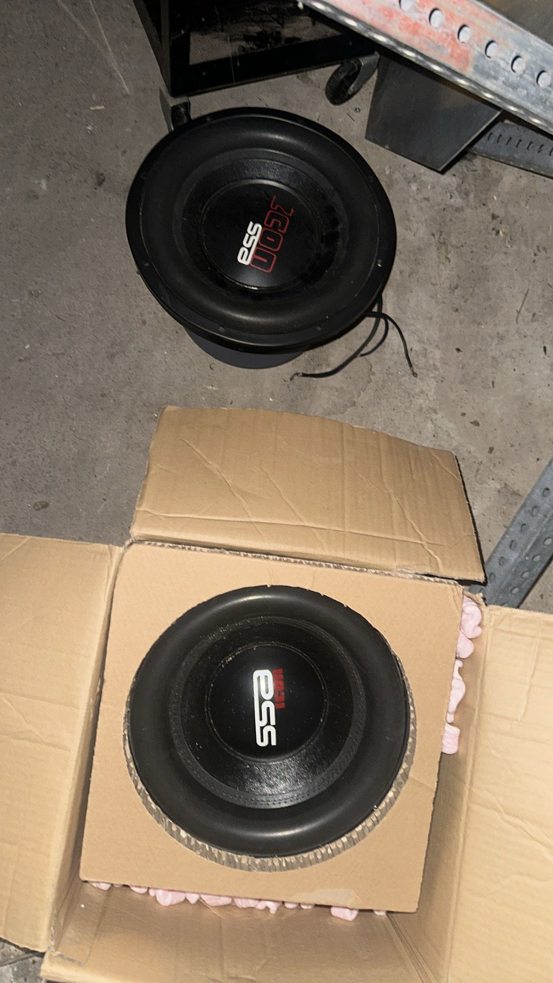 2 Subwoofers