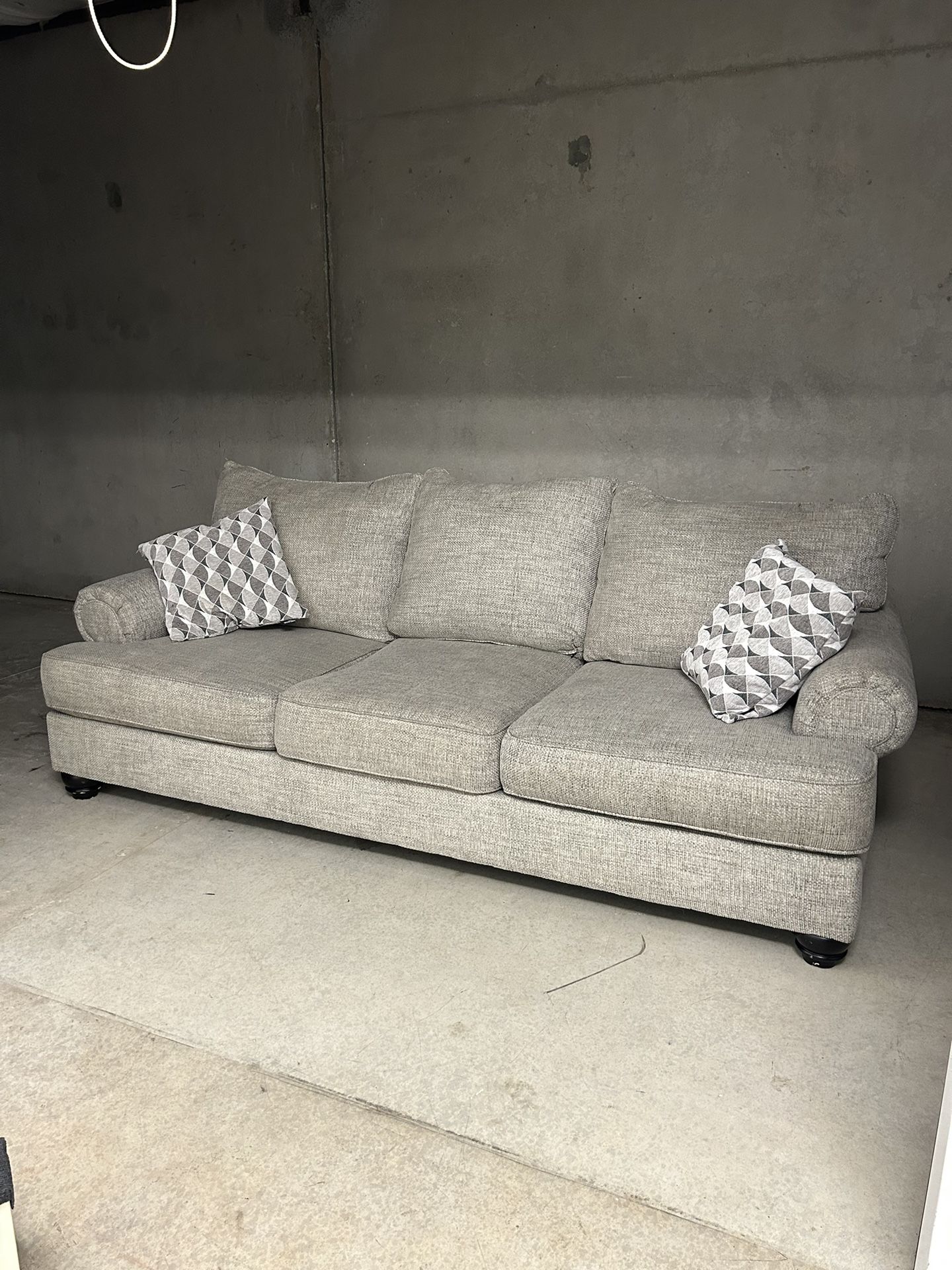 Like New Gray 3Seater Sofa Couch ( Offer Delivery ) for Sale in San