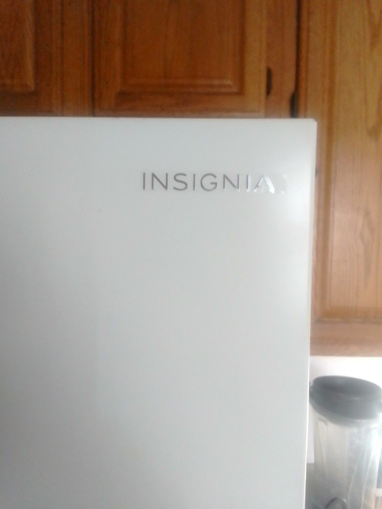 INSIGNIA WHITE REFRIDGERATOR