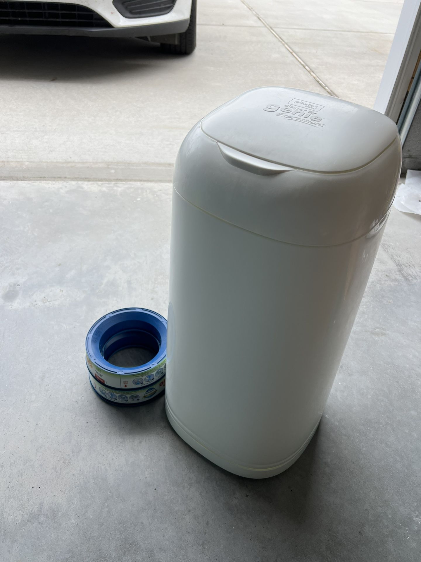 Genie Diaper Pail w/ 2 Refills