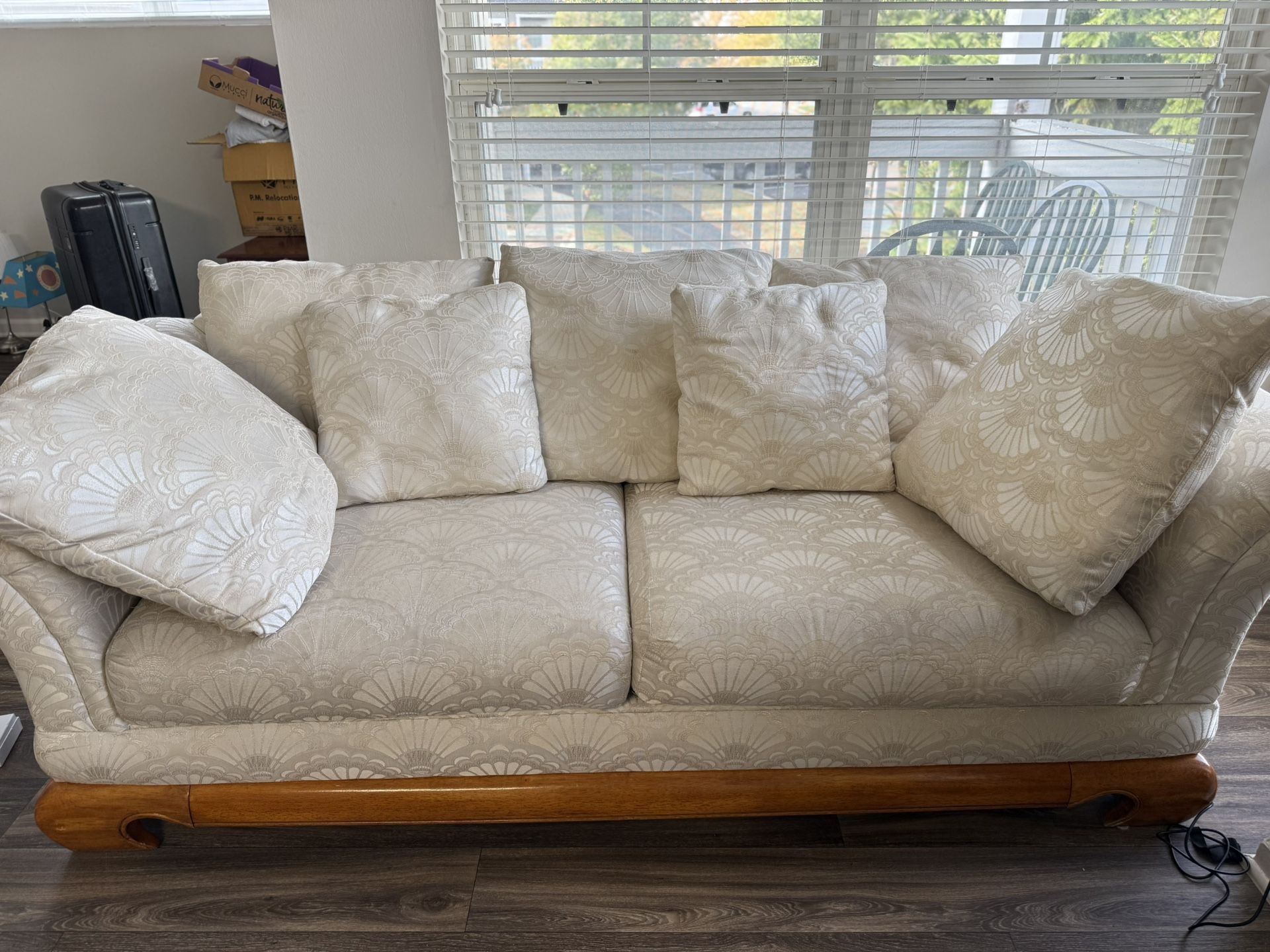 3 Seater Sofa With 7 Pillows, creamy White 