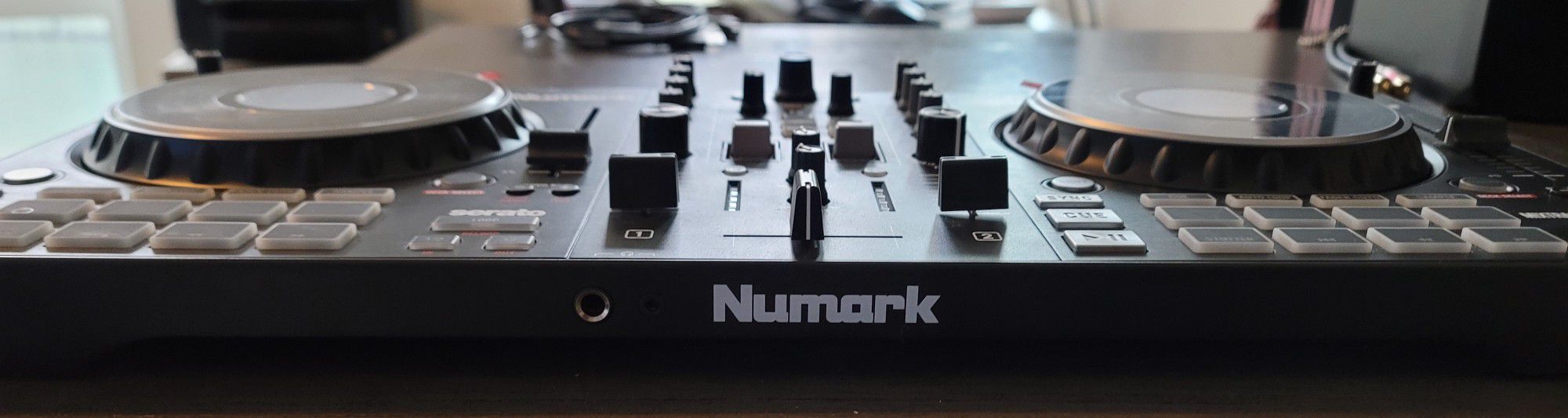 Numark Serato Controller + Pioneer DJ Headphones 