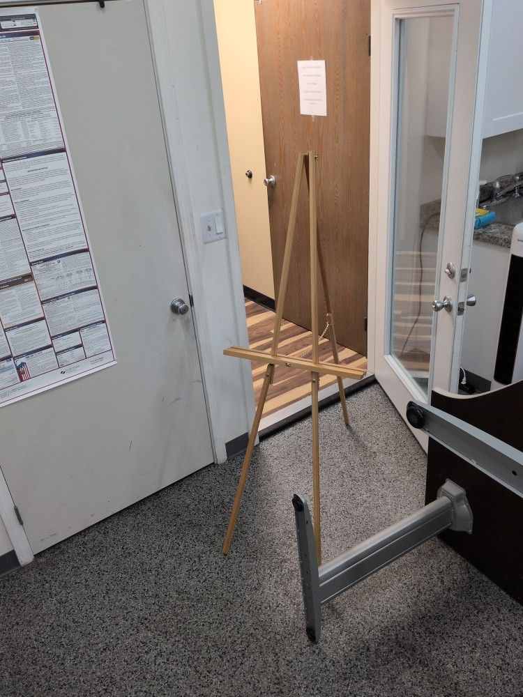 LIGHTWEIGHT WOOD DISPLAY EASEL