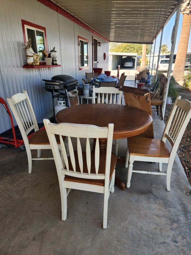 DARLING SOLID OAK TABLE AND CHAIRS 