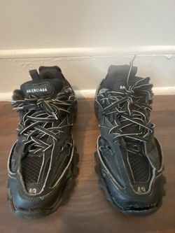 Balenciaga tracks trades or 120$