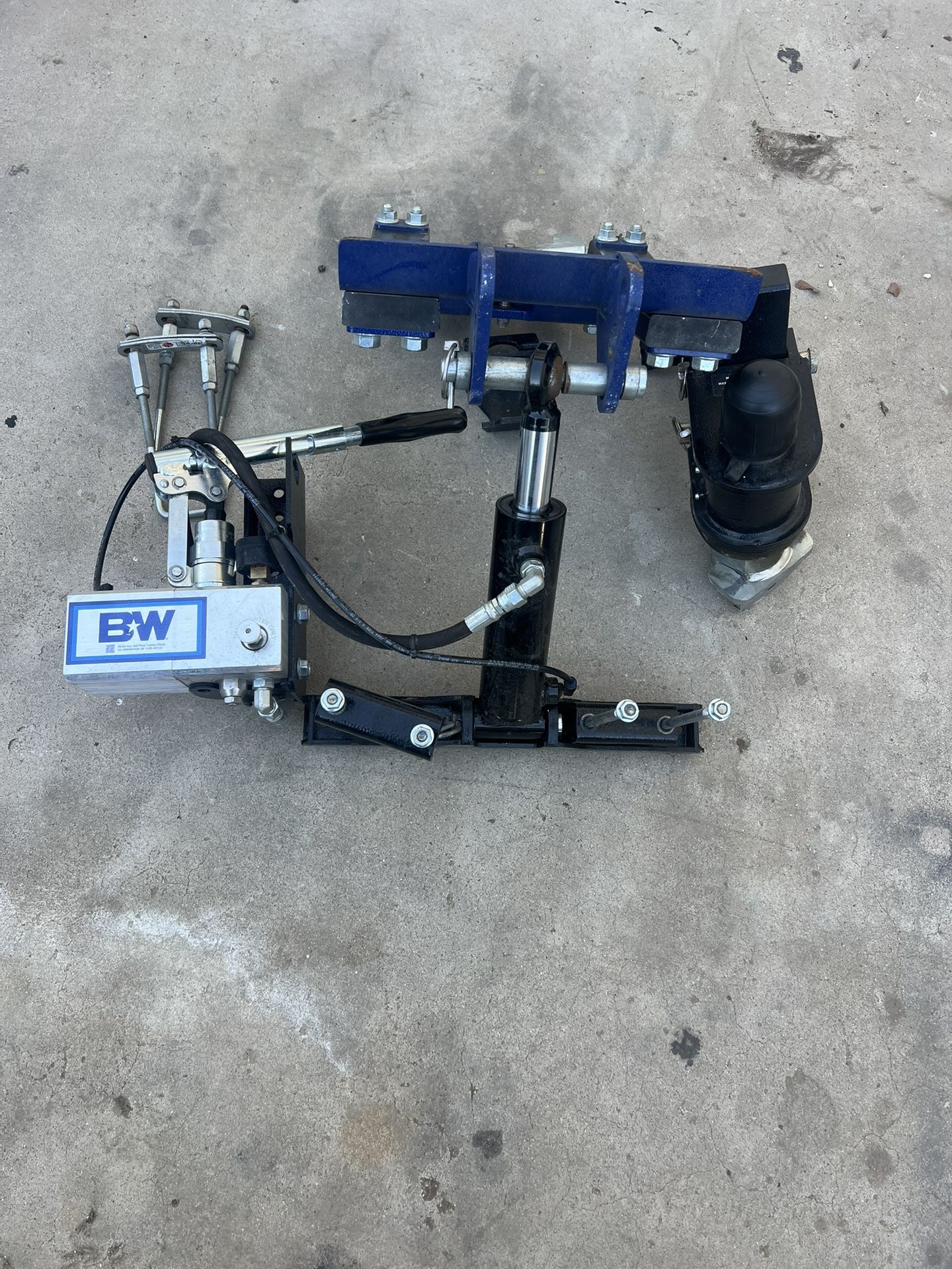 Used B&W Continuum Weight Distribution Hitch