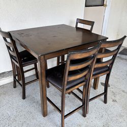Table with Chairs 