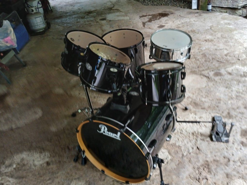 Like New Pearl 6 Piece Vision Series Drum Set