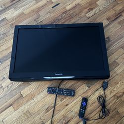 32” Panasonic TC-L3232C Television with BONUS Roku Stick!